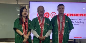 LIM Kim Heng (tengah) bersama pengurusan tertinggi Senheng ketika taklimat media di Grand Senheng Pandan Jaya, di sini hari ini.