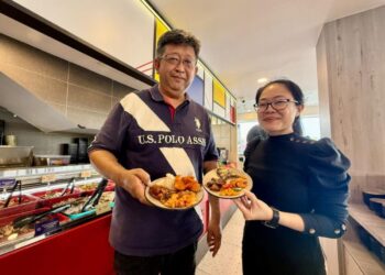 WAN Khairul Annuar (kiri) dan Teng Wei Liek (kanan) menunjukkan antara hidangan di Seoul Garden yang mula beroperasi di Perlis di Kangar Jaya Perlis baru-baru ini. – UTUSAN/MOHD. HAFIZ ABD. MUTALIB