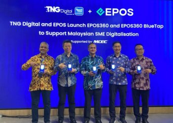 ALAN Ni (dua dari kiri) dan Alan Wang (kanan) pada majlis pelancaran EPOS360 dan EPOS360 BlueTap bagi menyokong pendigitalan perusahaan kecil dan sederhana (PKS) Malaysia, dengan sokongan Perbadanan Ekonomi Digital Malaysia (MDEC), di sini, hari ini.