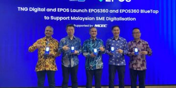 ALAN Ni (dua dari kiri) dan Alan Wang (kanan) pada majlis pelancaran EPOS360 dan EPOS360 BlueTap bagi menyokong pendigitalan perusahaan kecil dan sederhana (PKS) Malaysia, dengan sokongan Perbadanan Ekonomi Digital Malaysia (MDEC), di sini, hari ini.