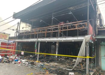 KEDAI menjual pelbagai barangan mainan termasuk peralatan sekolah, basikal dan skuter elektrik musnah dalam kebakaran di Kampung Simpang Tok Ku, Kuala Terengganu.-UTUSAN / ERMA YUSNIDA JUSOH