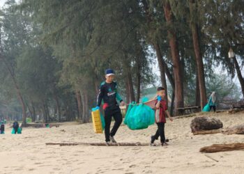 SUKARELAWAN mengutip sampah pada program Jom Bersih anjuran EPIC Berhad dengan kerjasama Geng Plastik Ija (GPI) di Pantai Batu Buruk 2, Kuala Terengganu. – MINGGUAN/ERMA YUSNIDA JUSOH