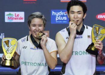Chen Tang Jie dan Toh Ee Wei menutup mulut pengkritik selepas menjuarai acara beregu campuran Kejohanan Indonesia Masters di Istora Senayan, Jakarta, kelmarin. - AFP