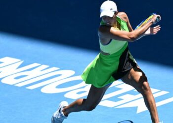 Pemain tenis Amerika Syarikat, Madison Keys beraksi menentang rakan senegara, Jessica Pegula dalam saingan puisngan 16 Terbuka Australia di Melbourne, semalam. - AFP