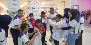 KETUA Jabatan Komunikasi Korporat Kumpulan UDA Holdings, Radziah Mohamed Fadzil (kanan) menyantuni pelajar membeli-belah barangan kelengkapan persekolahan sumbangan UDA sempena Program UDA Cares; Education - Back to School 2026 di Angsana Johor Bahru Mall, semalam.
