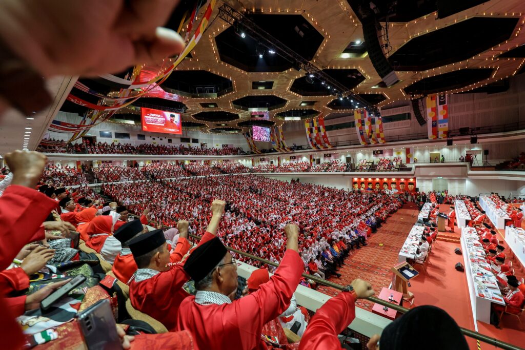 Kemasukan pemimpin lama bina persepsi UMNO terperangkap politik lampau
