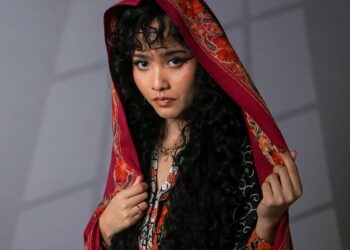 AURA Melayu klasik yang disulam elemen mistik menjadikan penampilan Amirah Elena Che Ramlan begitu mudah mencuri perhatian.