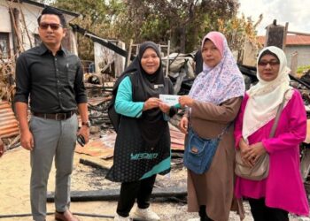 YUSNITA Muhamed Yusoff (tengah) menyampaikan sumbangan kepada mangsa kebakaran Norhaeda Azahari di Jalan Tok Guru Kota Bharu, Kelantan, semalam. - UTUSAN/ROSLIZA MOHAMED