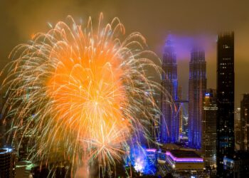 TINJAUAN pertunjukan bunga api sempena sambutan Tahun Baharu 2026 yang menandakan permulaan TMM 2026 dari Menara Felda di Kuala Lumpur tengah malam, semalam. – UTUSAN/ISKANDAR ISHAK