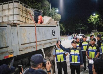 AEDY Fadly Ramli meninjau Operasi Khas Kenderaan Perdagangan Peringkat Negeri Selangor di Hentian Rawat dan Rehat Dengkil (Utara), semalam. – UTUSAN/FAIZ ALIF ZUBIR