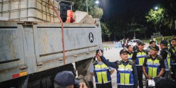 AEDY Fadly Ramli meninjau Operasi Khas Kenderaan Perdagangan Peringkat Negeri Selangor di Hentian Rawat dan Rehat Dengkil (Utara), semalam. – UTUSAN/FAIZ ALIF ZUBIR