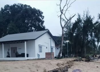KEADAAN chalet yang lokasinya semakin hampir dengan pantai ekoran hakisan di Kampung Inn, Pantai Cherating Lama di Kuantan, Pahang.