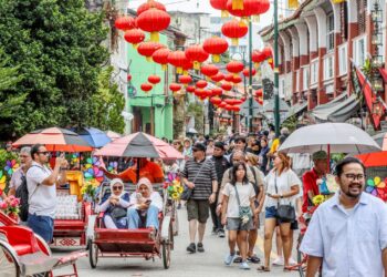 LEBIH Armenian atau lebih dikenali sebagai Street Art dipenuhi pengunjung yang tidak melepaskan peluang bergambar sambil menikmati keunikan warisan bandar George Town. – UTUSAN/DANIAL SAAD