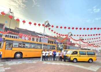 AHLI Persatuan Pengusaha Bas Sekolah Hilir Perak mengadakan perhimpunan berhubung beberapa isu termasuk membantah kegiatan van sapu di Teluk Intan, Perak. - UTUSAN/AIN SAFRE BIDIN