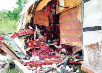 KEADAAN bas membawa pelajar Universiti Pendidikan Sultan Idris (UPSI) di Kilometer 53, Jalan Raya Timur-Barat (JRTB), Jeli-Gerik Perak, pada 9 Jun 2025.