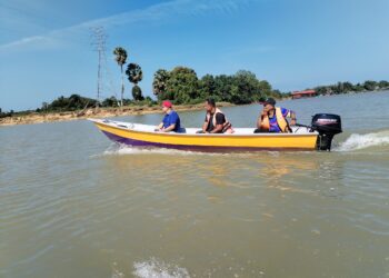 PELANCONG dibawa mengeliling Sungai Kampung Lampu sehingga muka Kuala Besut, Besut, Terengganu menaiki bot gentian kaca.