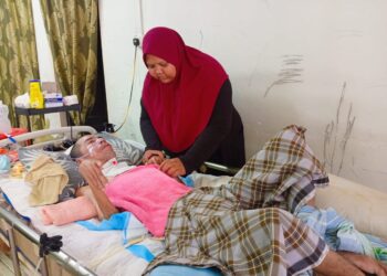 ZULAIKHA Khairudin menguruskan Mohd. Hafendi Ahmad yang terlantar sejak September 2024 di Kampung Losong Haji Long, Kuala Terengganu, Terengganu. – UTUSAN/ERMA YUSNIDA JUSOH