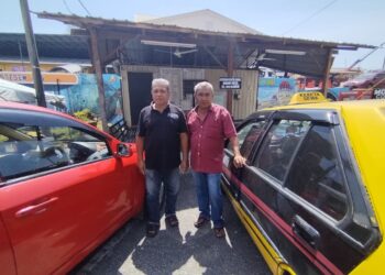 ZULKIFLI Said (kanan) bersama Zainuddin Hassan ketika ditemui 
di Bandar Jerteh, Besut, Terengganu.