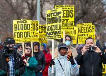 PENUNJUK perasaan berkumpul di hadapan Rumah Putih, Washington, Amerika Syarikat (AS) semalam selepas Presiden AS, Donald Trump mengesahkan tentera negara itu melakukan serangan berskala besar di Caracas yang mengakibatkan penangkapan pemimpin Venezuela, Nicolas Maduro dan isterinya, Cilia Flores. – AFP