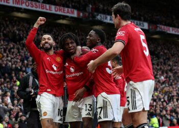 PEMAIN Manchester United, Patrick Dorgu (dua dari kiri) meraikan jaringan kedua tuan rumah bersama rakan sepasukan ketika menentang Manchester City dalam aksi Liga Perdana Inggeris, di Old Trafford.-AFP