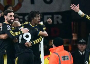 Pemain Manchester United, Patrick Dorgu (tiga dari kiri) meraikan jaringan gol bersama rakan sepasukan dalam aksi Liga Perdana Inggeris menentang Arsenal di Stadium Emirates, London, semalam. - AFP