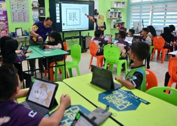 PENGGUNAAN teknologi AI menjadikan suasana pembelajaran bilik darjah SK Bukit Gasing, Marang Terengganu lebih selesa dan interaktif-UTUSAN/PUQTRA HAIRRY