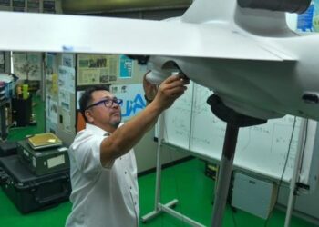 PROF. Dr. Hazry Desa memeriksa dron yang dipamerkan di Pusat Kecemerlangan Pesawat Tanpa Pemandu (COE-UAS) Unimap di Kangar, Perlis baru-baru ini.