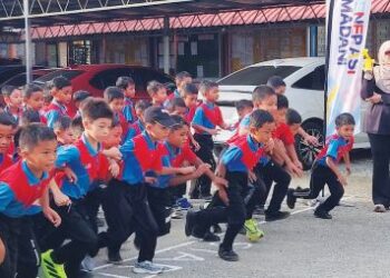 Noor Azniah @ Noni Mat Nor melepaskan peserta Kejohanan Merentas Desa Sekolah Kebangsaan Banggu Kota Bharu, baru-baru ini.