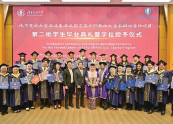 Yatimah Alias bersama graduan Program Akademik Ijazah Dual UMPSA-Beijing Jiaotong University (BJTU) kohort 2 di Korea Selatan.