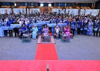 Majlis perasmian IUCEL 2025 yang diadakan di Durian Tunggal, Melaka disempurnakan oleh Azlinda Azman (tengah).