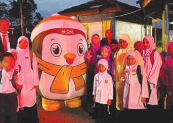 Sebahagian guru dan murid ceria ketika berdiri berdekatan maskot Chacha di Sekolah Kebangsaan Jerantut Jaya, Jerantut, Pahang baru-baru ini.