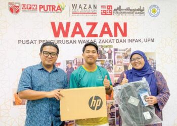SEORANG pelajar tahun 1 Universiti Putra Malaysia,  Muhammad Izwan Haziq (tengah), menerima sumbangan bantuan komputer riba daripada pegawai Wazan UPM  Mohd. Rizal (kiri) dan Maznur Nazila di Serdang baru-baru ini.