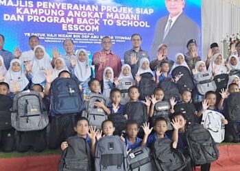 Nizam Abu Bakar Titingan  (lima dari kiri) dan Jamaluddin Mohd. Ali (tengah, barisan belakang) 
bergambar bersama pelajar SK Inderasabah yang menerima bantuan beg sekolah sumbangan ESSCOM. 
– UTUSAN/BESSE AISYAH