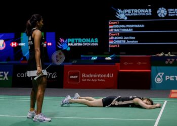 AKSI pasangan beregu wanita negara, Pearly Tan-M. Thinaah ketika tumpas 24-26,17-21 kepada pasangan Indonesia, Febriana Dwipuji Kusuma-Meilysa Trias Puspitasari pada pusingan kedua Kejohanan Badminton Terbuka Malaysia 2026, di Stadium Axiata Arena, semalam. Foto: SHIDDIEQIIN ZON