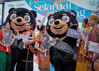 UPACARA menyambut ketibaan pelawat antarabangsa di KLIA Terminal 1. - UTUSAN/FAIZ ALIF ZUBIR