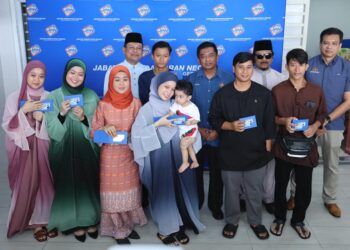 Ketua Pengarah JPN, Datuk Badrul Hisham Alias (tengah) bergambar bersama penerima Kad Pengenalan yang merupakan 7 beradik, (dari kiri), Nur Laila, Nur Shakila, Nur Hakimah, Nur Hakika, Ahmad Shamil, Muhammad Fazril dan Muhammad Zakaria (barisan belakang, dua kiri) pada sesi penyerahan Kad Pengenalan oleh Jabatan Pendaftaran Negara (JPN) di kediaman mereka di Sungai Buaya, Rawang di sini hari ini. GAMBAR - AMIR KHALID