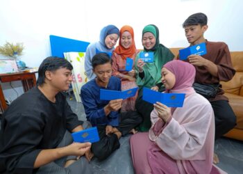 Tujuh beradik yang menerima Kad Pengenalan, (dari kiri), Ahmad Shamil, 
Nur Hakika, Nur Shakila, Nur Hakimah, 
Nur Laila, Muhammad Fazril dan Muhammad Zakaria bergambar bersama Kad Pengenalan mereka selepas sesi penyerahan Kad Pengenalan oleh Jabatan Pendaftaran Negara (JPN) di kediaman mereka di Sungai Buaya, Rawang di sini hari ini. GAMBAR - AMIR KHALID