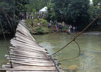 KEADAAN titi gantung di Sungai Chatel Damai, Lata Rek, Kuala Krai, Kelantan, runtuh secara tiba-tiba semalam.-IHSAN PENDUDUK.