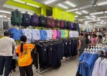 IBU bapa memilih kelengkapan sekolah untuk anak-anak mereka di sebuah kedai pakaian di Bandar IOI, Bahau, Jempol, Negeri Sembilan menjelang pembukaan sesi persekolahan 2026. - UTUSAN/NOR SHAFIQAH MOHD. GHAZALI