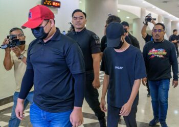 ANTARA individu yang didakwa di Mahkamah Majistret di sini hari ini atas pertuduhan mencederakan bekas Ketua Polis Daerah Dang Wangi di Kampung Sungai Baru, tiga bulan lalu. - UTUSAN/ZAHRA MOHAMAD ZHAHIR