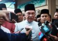 ANWAR Ibrahim ditemui pemberita selepas menunaikan solat Jumaat di Masjid Jumhuriah, Taman Dato’ Harun, Petaling Jaya hari ini.-UTUSAN/AFIQ RAZALI