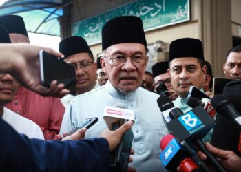 ANWAR Ibrahim ditemui pemberita selepas menunaikan solat Jumaat di Masjid Jumhuriah, Taman Dato’ Harun, Petaling Jaya hari ini.-UTUSAN/AFIQ RAZALI