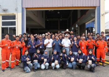 HUZEFA Zainuddin (lima dari kanan tengah) bersama pelajar Universiti Malaysia Terengganu (UMT) pada lawatan mahasiswa itu di cawangan SHM Shipcare, Kemaman baru-baru ini.