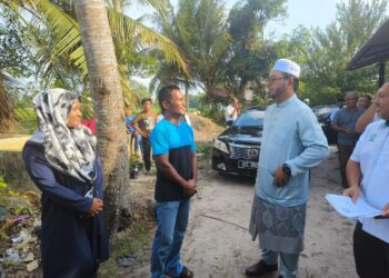 ZULKIFLI Hasan (dua kanan) beramah mesra dengan penerima semasa Penyerahan Rumah Sinar Lestari Yayasan Pembangunan Ekonomi Islam Malaysia (YaPEIM) di Kampung Aman, Kandis, Bachok, Kelantan hari ini-UTUSAN/YATIMIN ABDULLAH