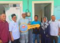 ZULKIFLI Hasan (tiga kiri) menyerahkan replika kunci kepada penerima semasa Penyerahan Rumah Sinar Lestari Yayasan Pembangunan Ekonomi Islam Malaysia (YaPEIM) di Kampung Aman, Kandis, Bachok, Kelantan hari ini-UTUSAN/YATIMIN ABDULLAH
