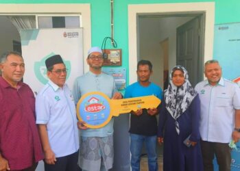 ZULKIFLI Hasan (tiga kiri) menyerahkan replika kunci kepada penerima semasa Penyerahan Rumah Sinar Lestari Yayasan Pembangunan Ekonomi Islam Malaysia (YaPEIM) di Kampung Aman, Kandis, Bachok, Kelantan hari ini-UTUSAN/YATIMIN ABDULLAH