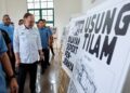 ANWAR brahim melihat pameran karikatur pada Program Hari keluarga & Rapat Reformasi 2026 di Rawang,hari.-UTUSAN/SHIDDIEQIIN ZON