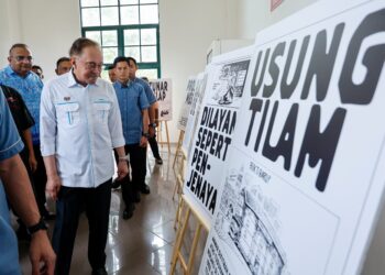 ANWAR brahim melihat pameran karikatur pada Program Hari keluarga & Rapat Reformasi 2026 di Rawang,hari.-UTUSAN/SHIDDIEQIIN ZON