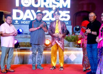 AB. Rauf Yusoh menunjukkan busana tradisional pada Sambutan Melaka Bila Larut Malam 3.0 di pekarangan Bangunan Stadthuys, Banda Hilir, Melaka. - UTUSAN/AMRAN MULUP