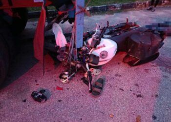 KEADAAN motosikal yang dinaiki mangsa dalam nahas di Jalan Empangan, Taman Murni Jaya, Machap, Simpang Renggam, Johor semalam.